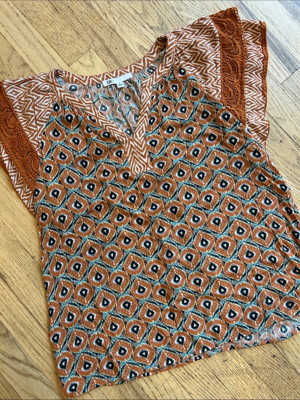 🌸3 FOR $20🌸
DR2 Rust and Teal Geometric V-Neck Cap Sleeve Blouse - Picture 2 of 7